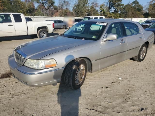  Salvage Lincoln Towncar