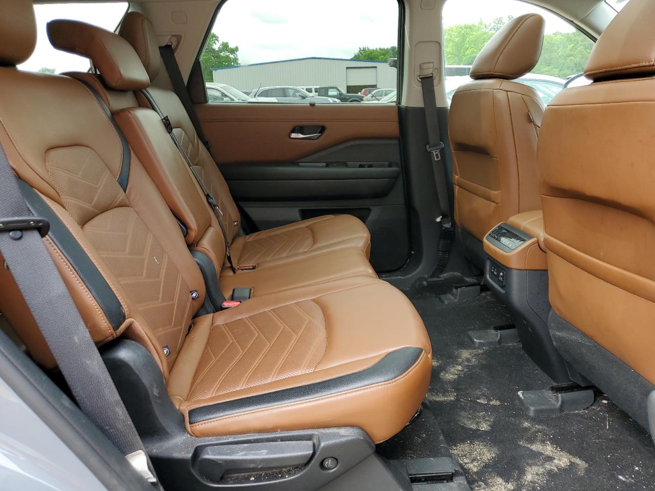 Nissan Pathfinder Platinum Image 12