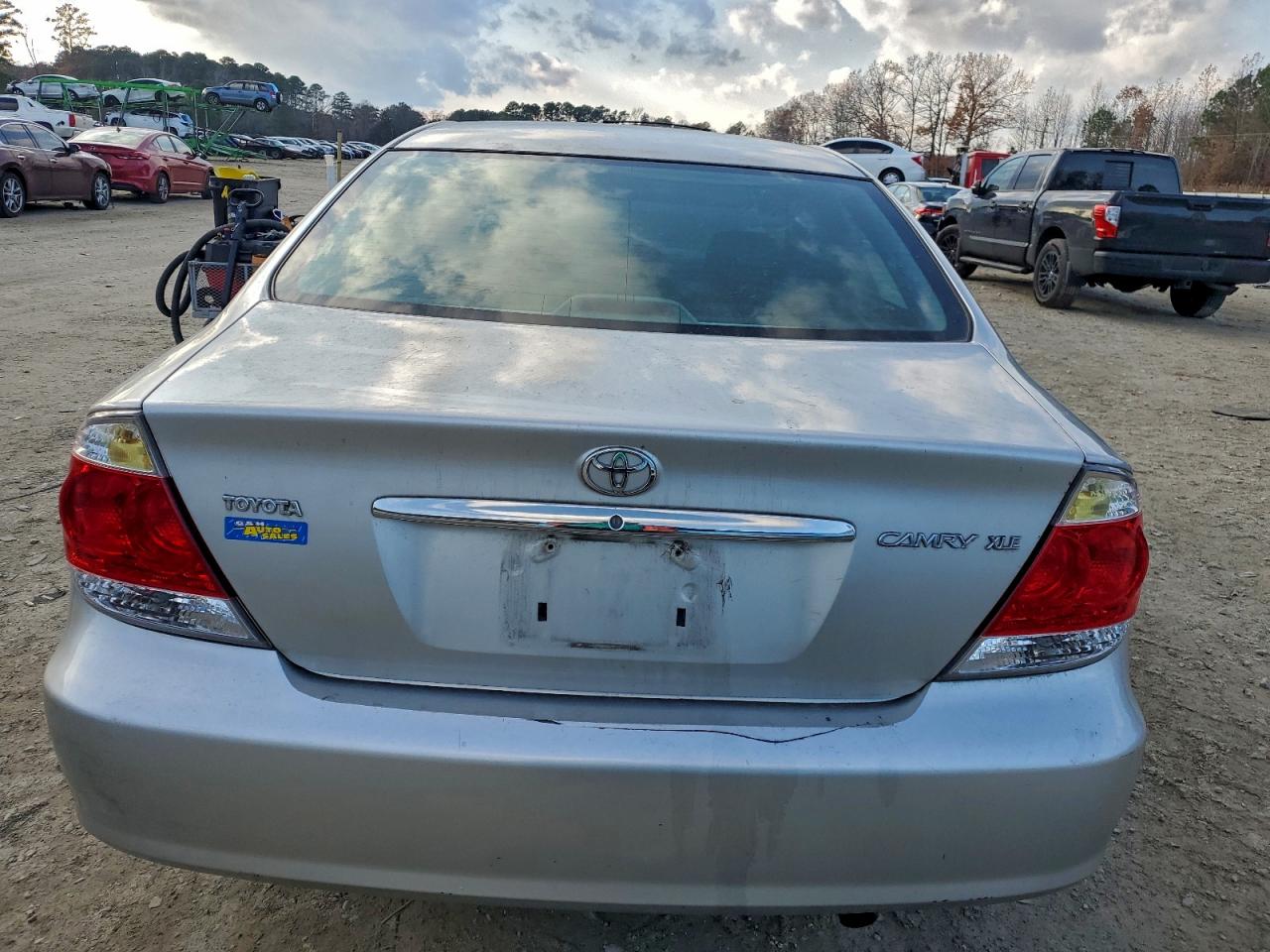 Toyota Camry Le Image 4