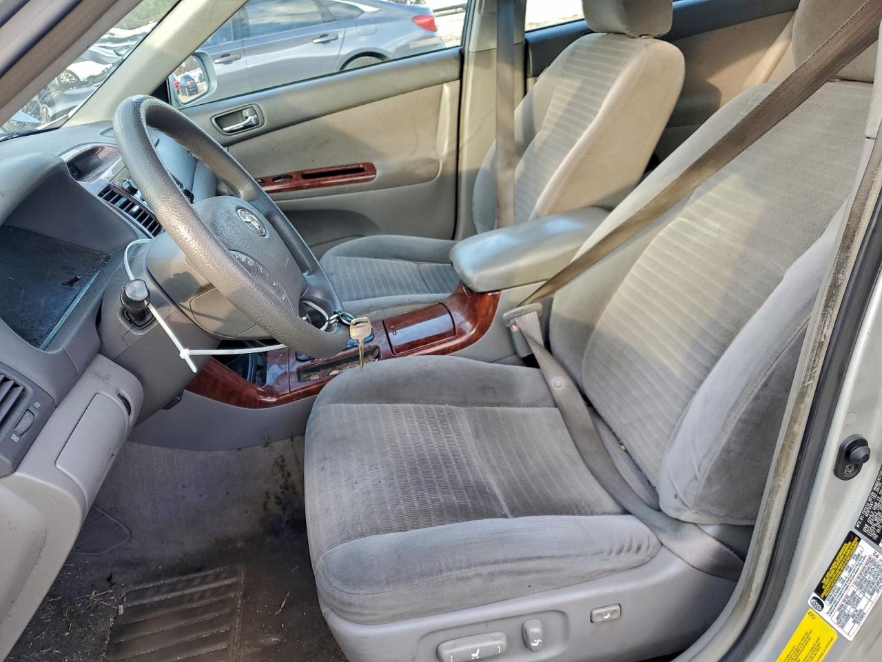 Toyota Camry Le Image 12