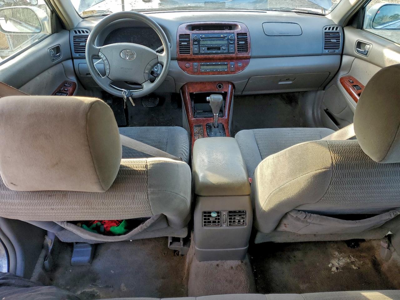 Toyota Camry Le Image 6