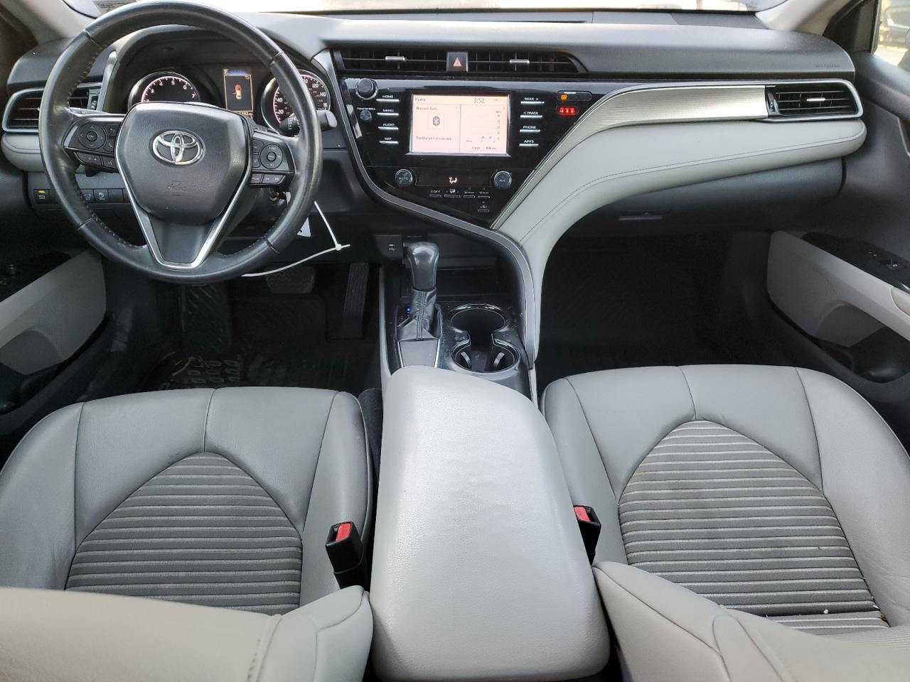 Toyota Camry L Image 9