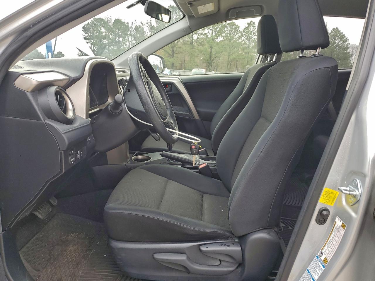 Toyota RAV4 Le Image 3