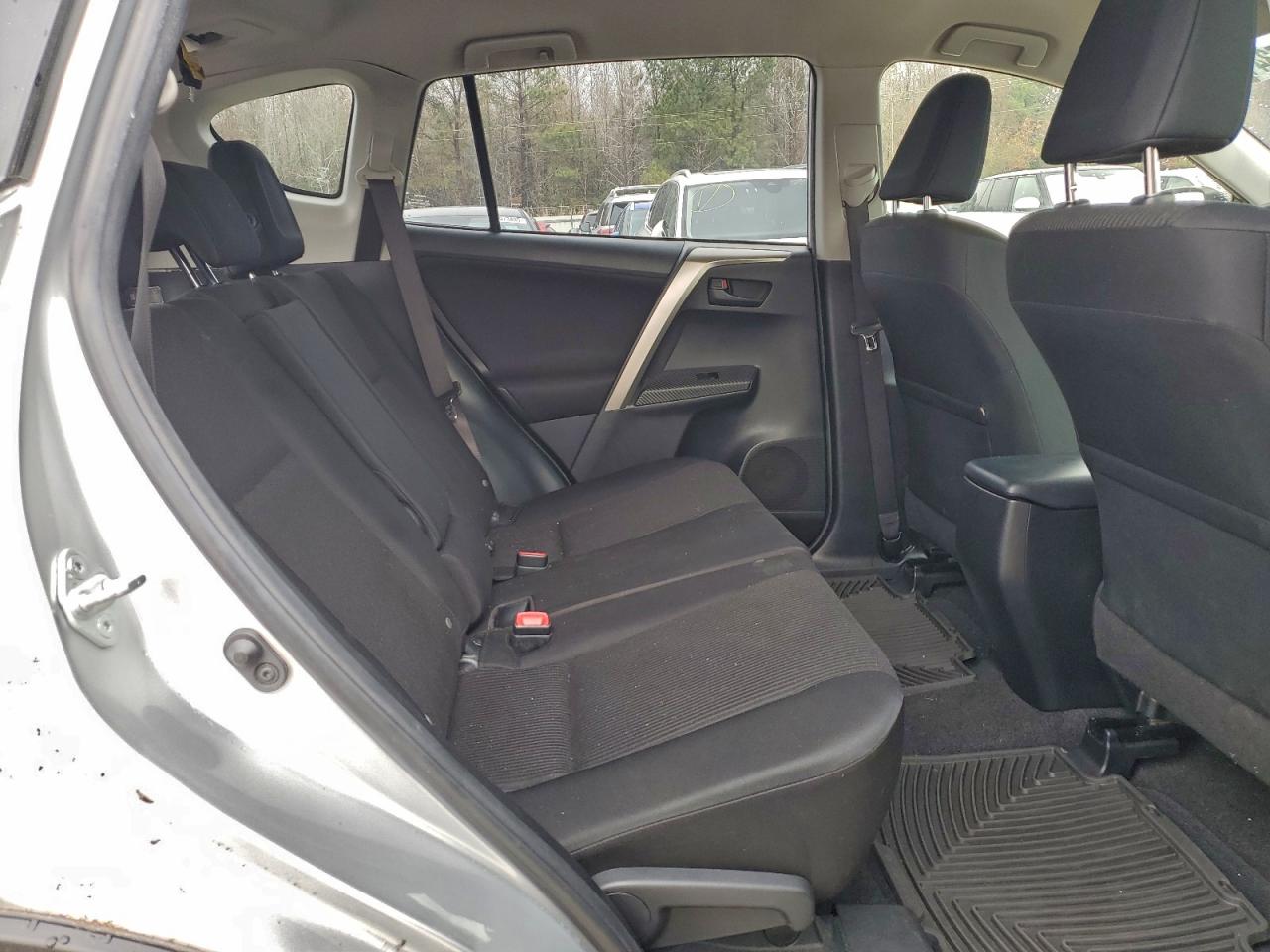 Toyota RAV4 Le Image 5