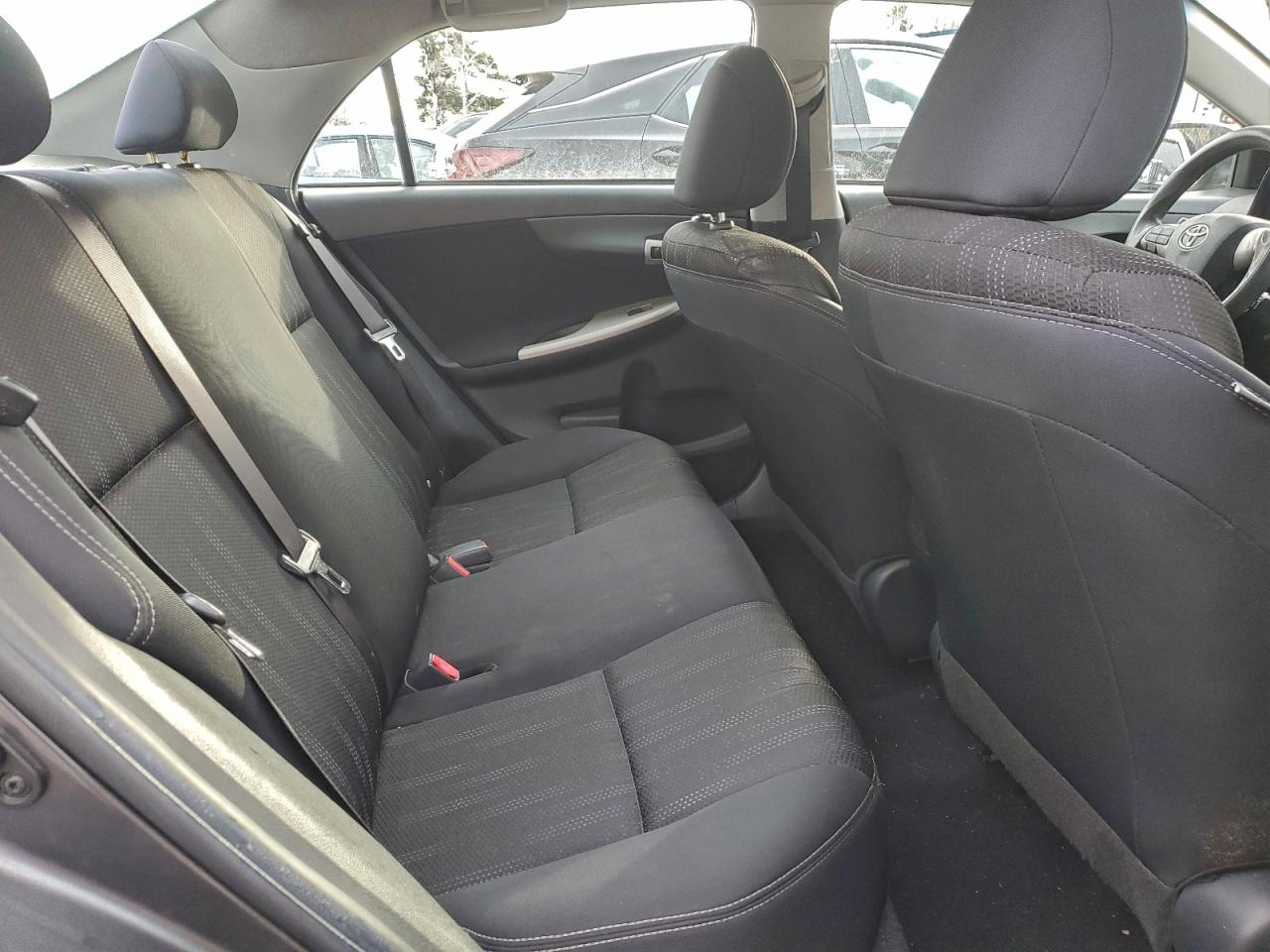 Toyota Corolla Base Image 8