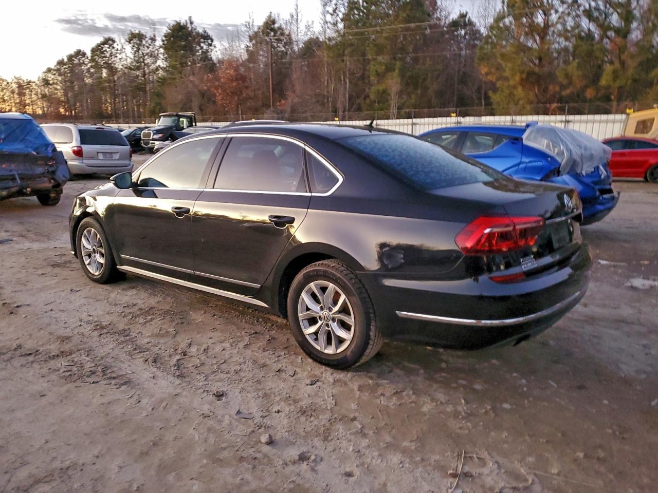 Volkswagen Passat S Image 2