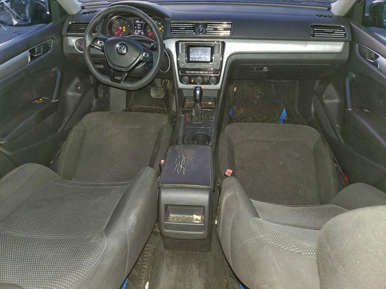 Volkswagen Passat S Image 10