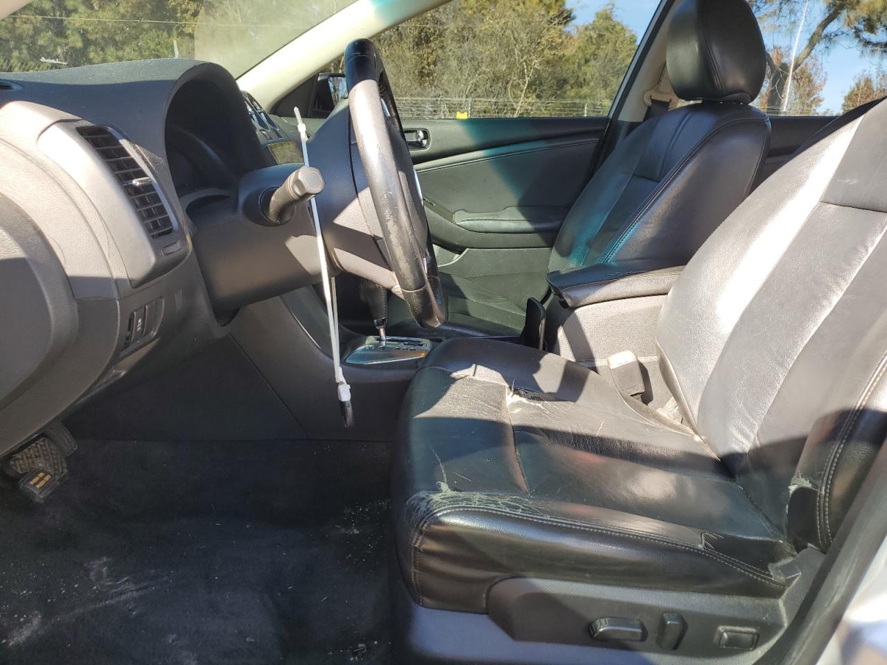 Nissan Altima Base Image 9