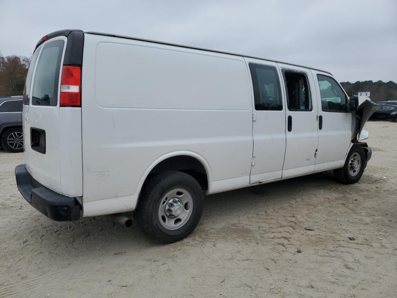 Chevrolet Express Image 3
