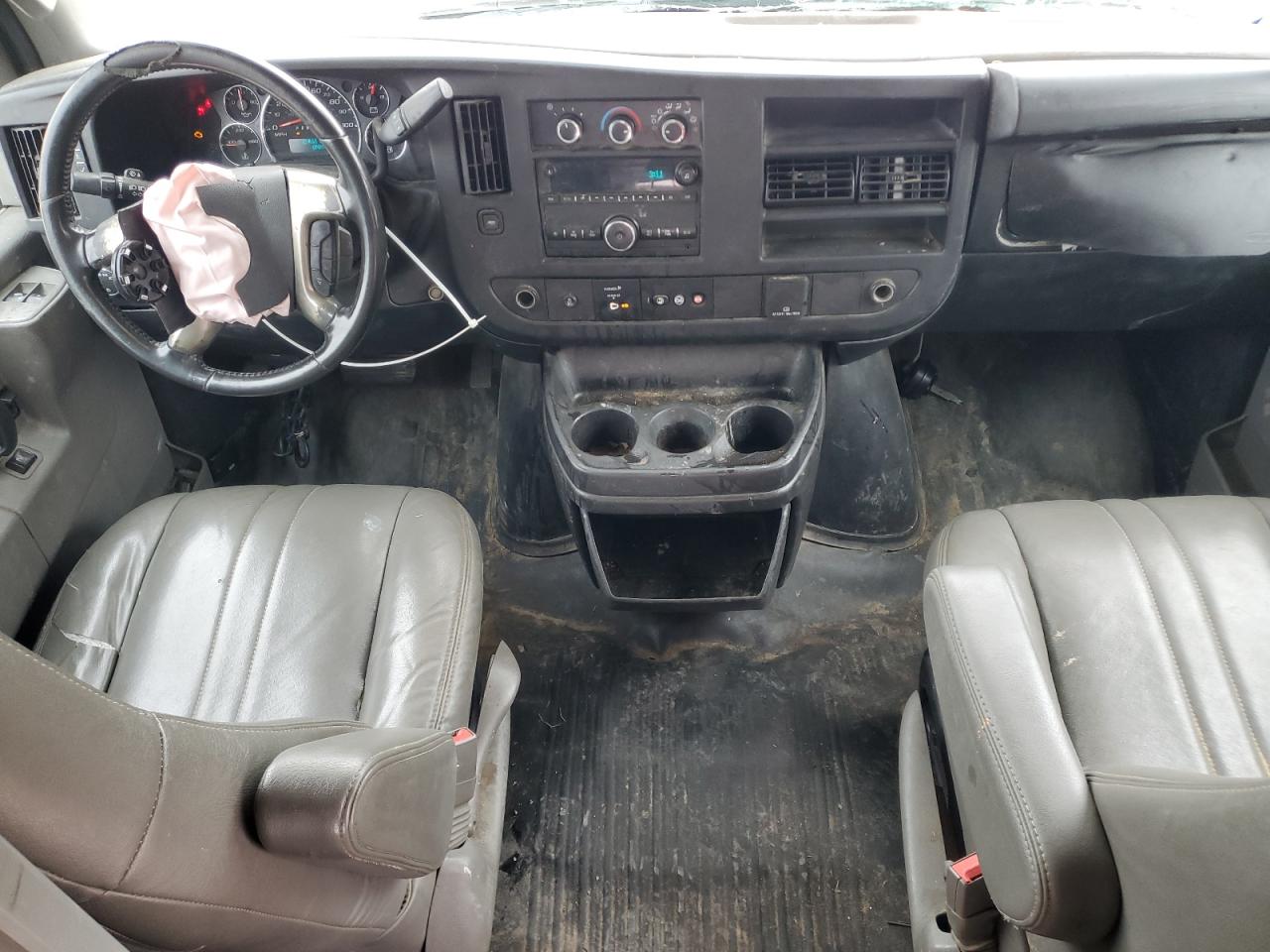 Chevrolet Express Image 12