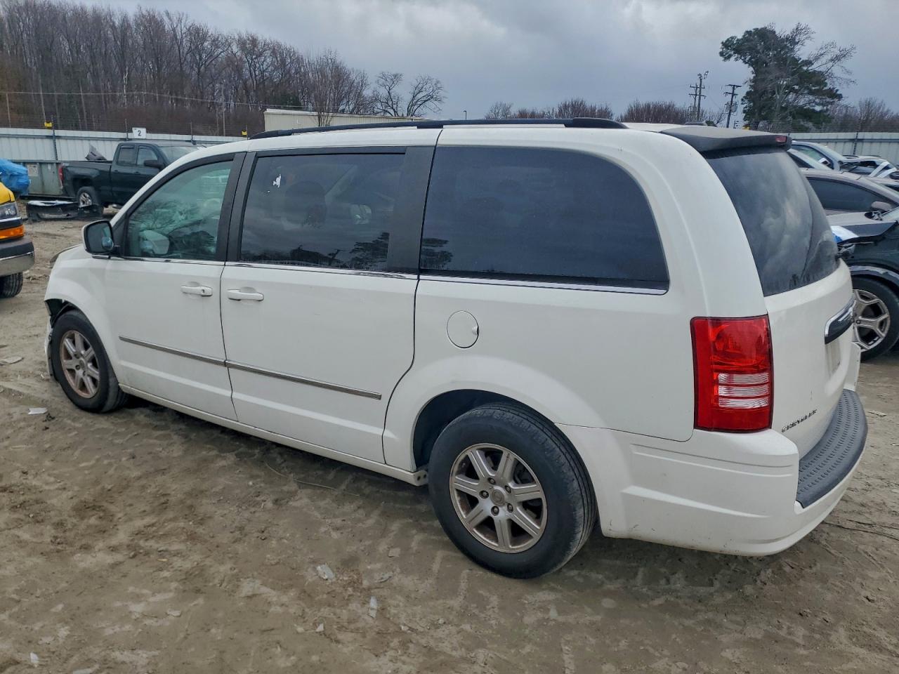 Chrysler Minivan Touring Image 2