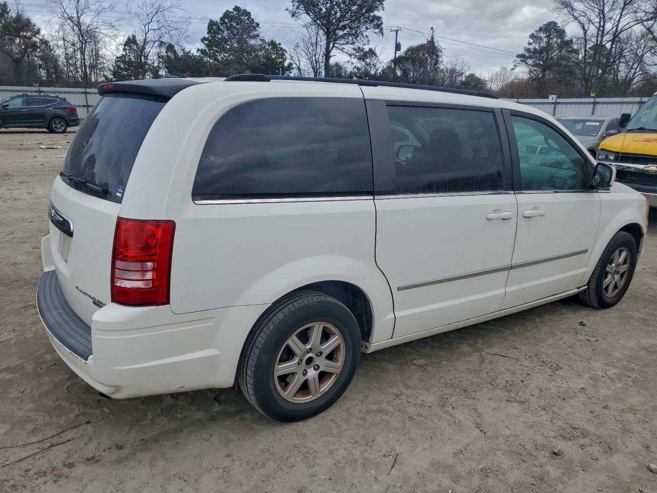 Chrysler Minivan Touring Image 12