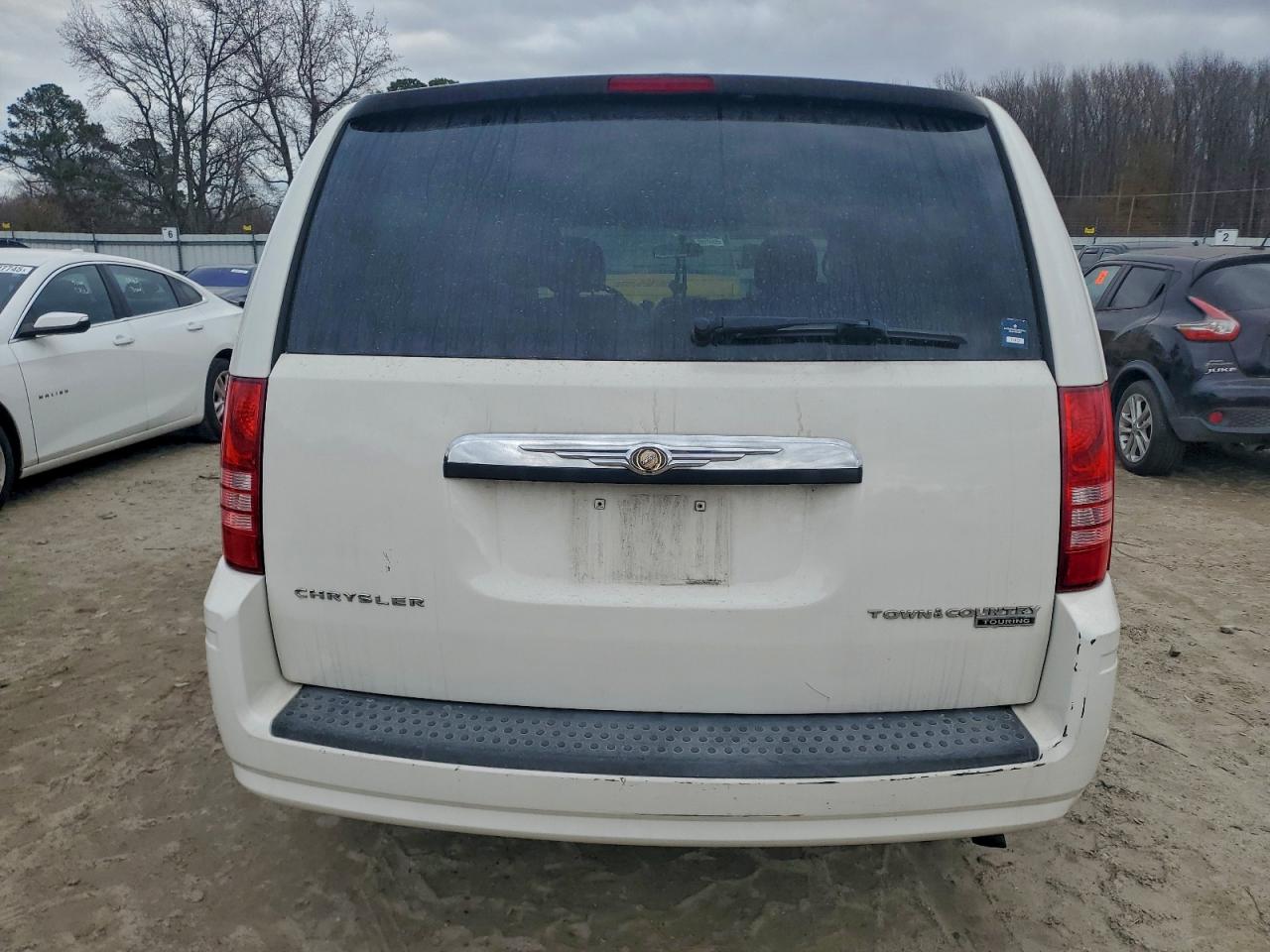 Chrysler Minivan Touring Image 4
