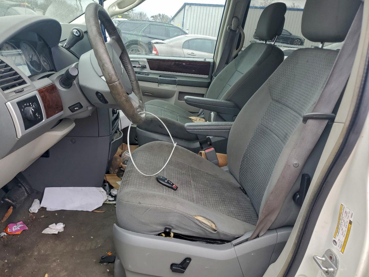 Chrysler Minivan Touring Image 7