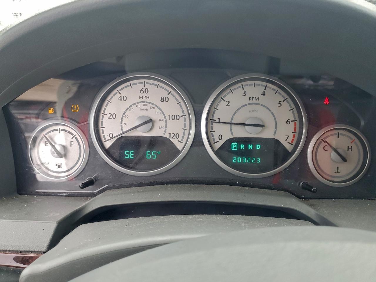 Chrysler Minivan Touring Image 6