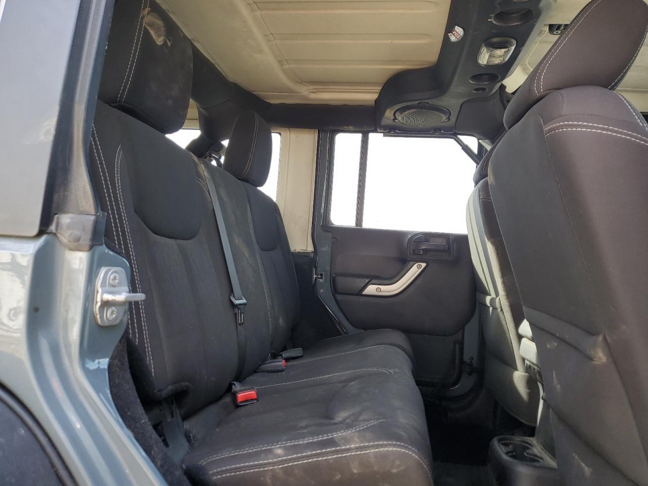 Jeep Wrangler Rubicon Image 12