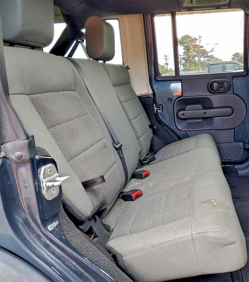 Jeep Wrangler Sahara Image 8