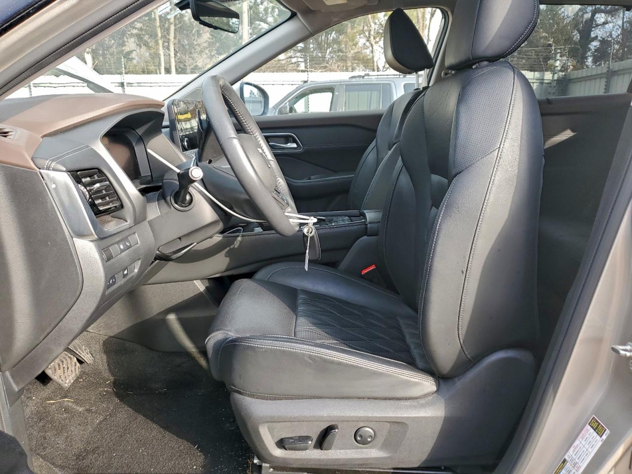 Nissan Rogue Platinum Image 12