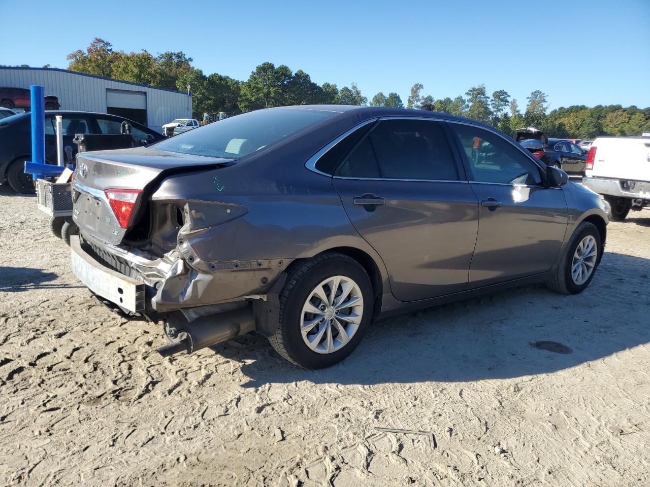 Toyota Camry Le Image 3