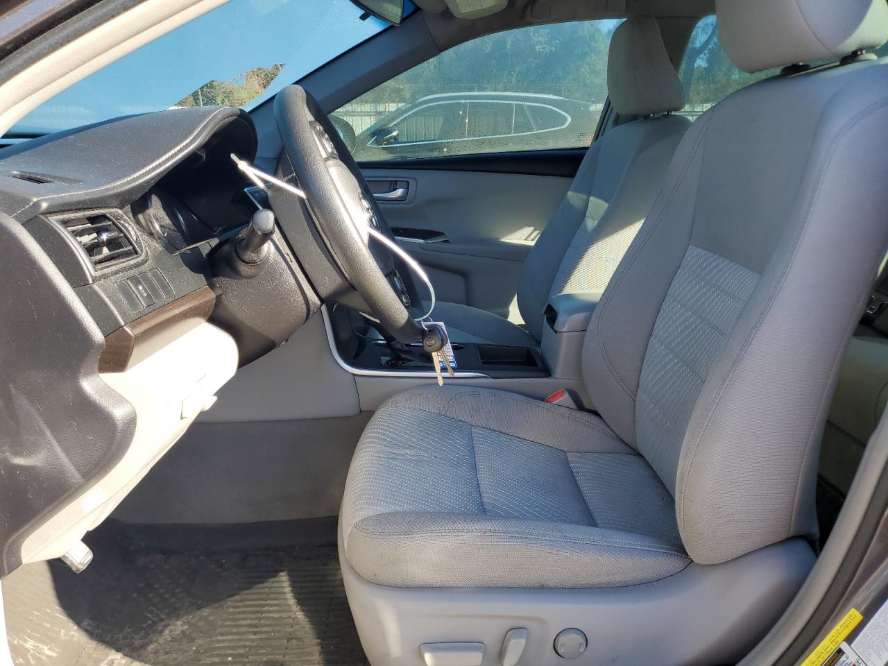 Toyota Camry Le Image 4