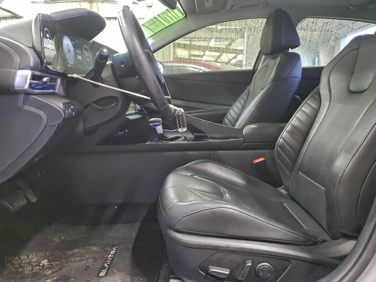 Hyundai ELANTRA Limited Image 4