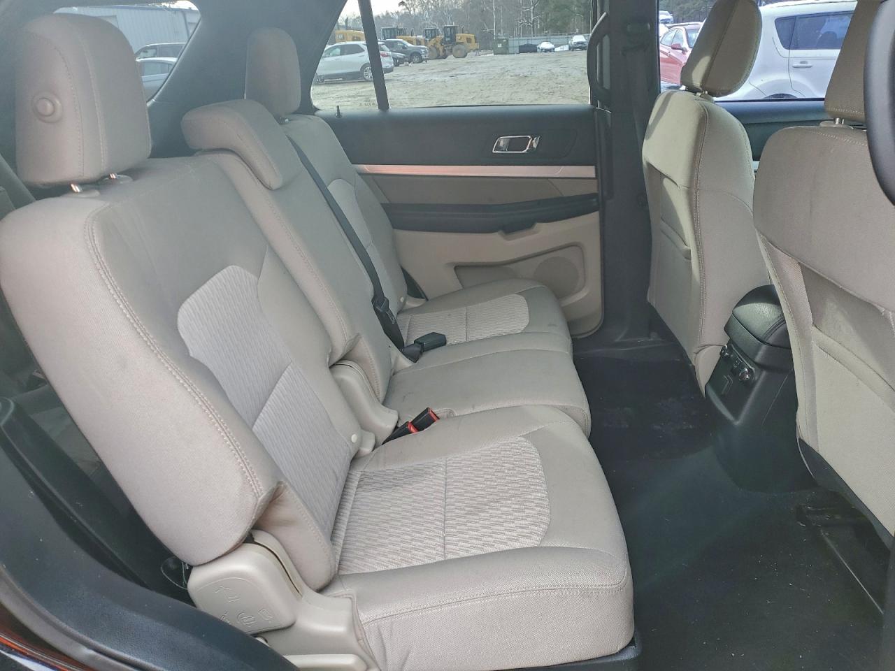 Ford Explorer Image 6