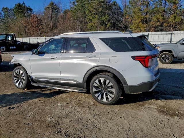 Ford Explorer Platinum Image 2