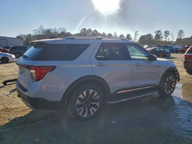 Ford Explorer Platinum Image 3