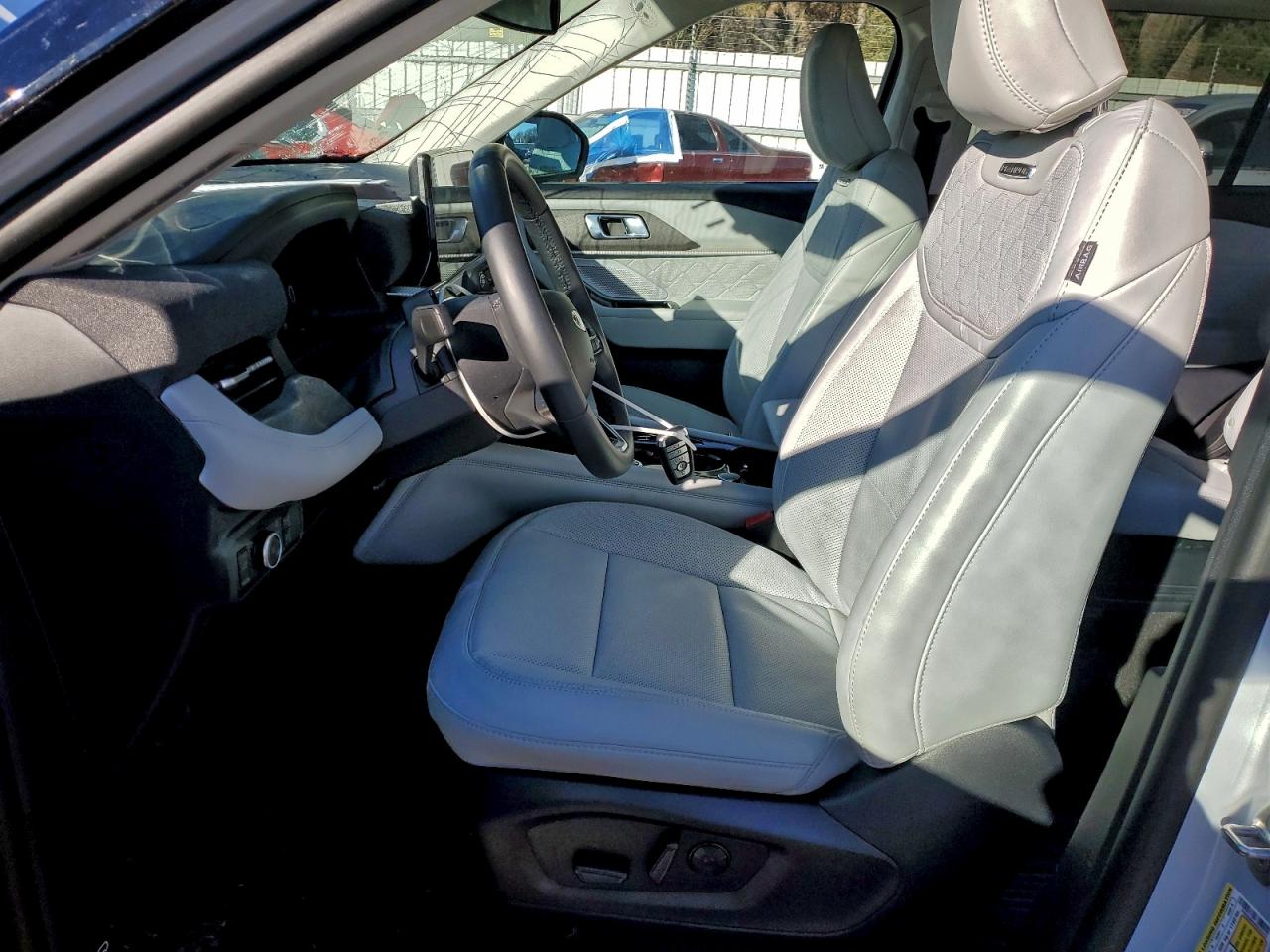 Ford Explorer Platinum Image 14