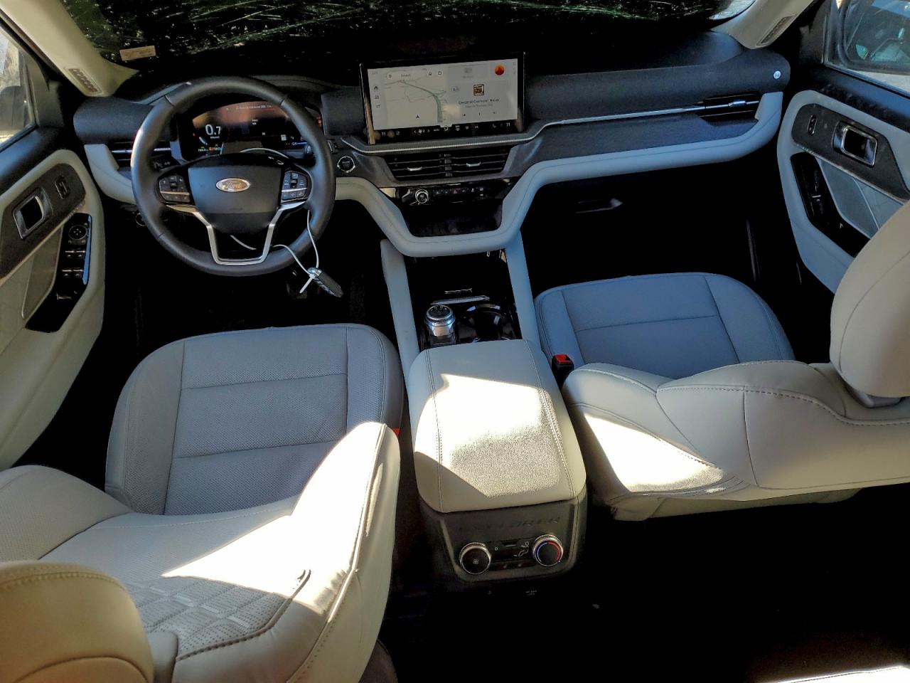 Ford Explorer Platinum Image 12