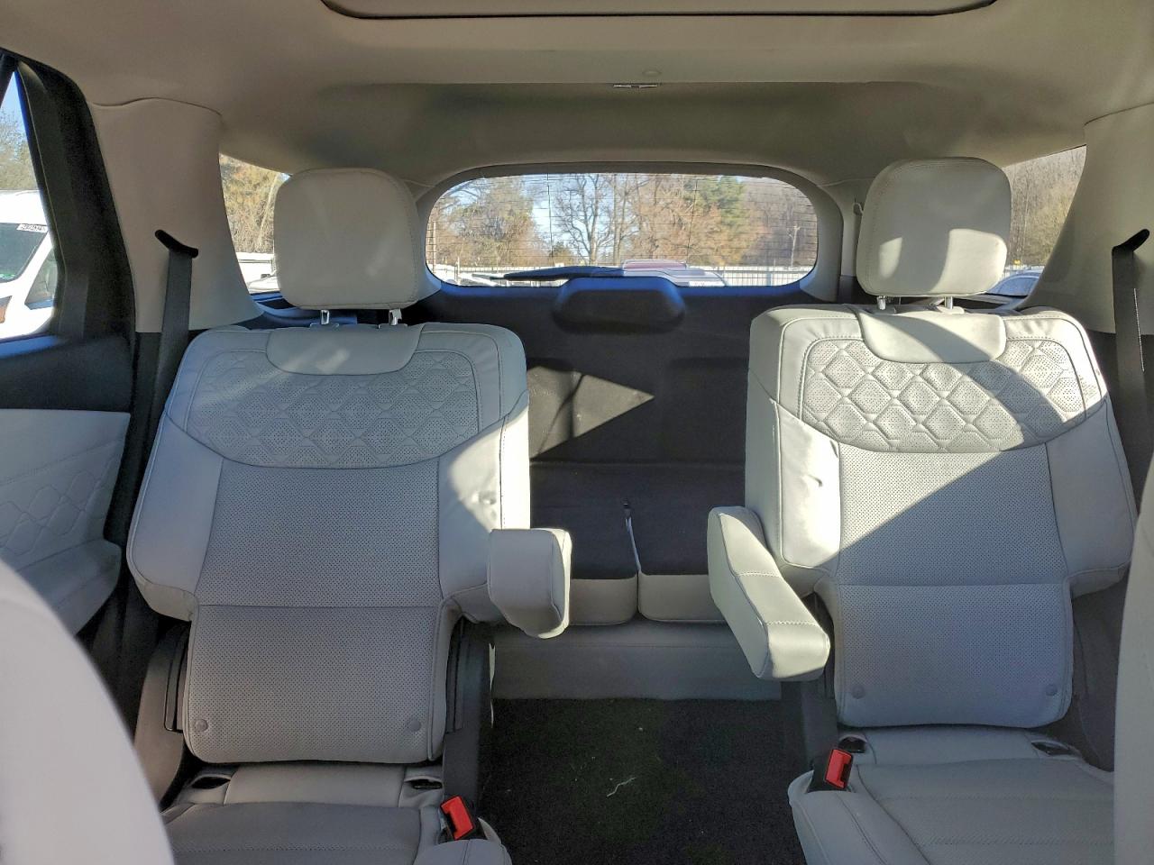 Ford Explorer Platinum Image 13