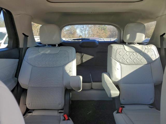 Ford Explorer Platinum Image 13