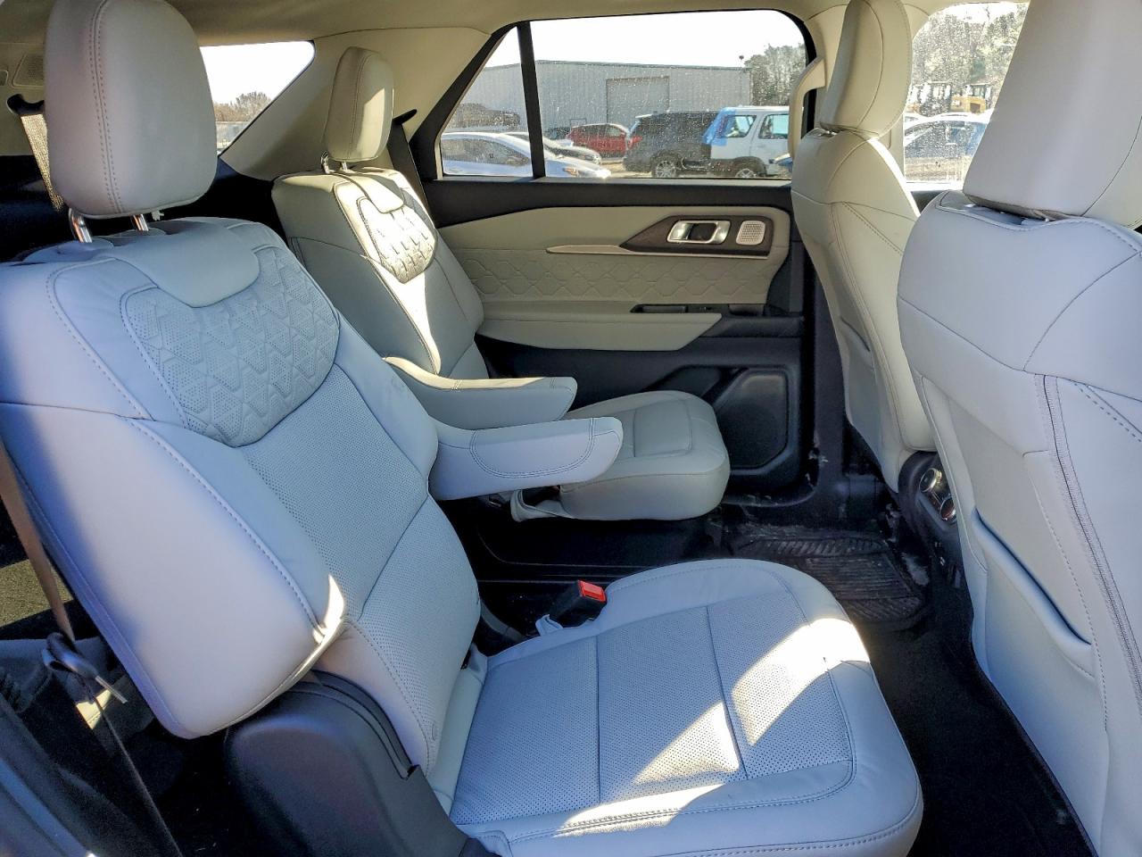 Ford Explorer Platinum Image 8