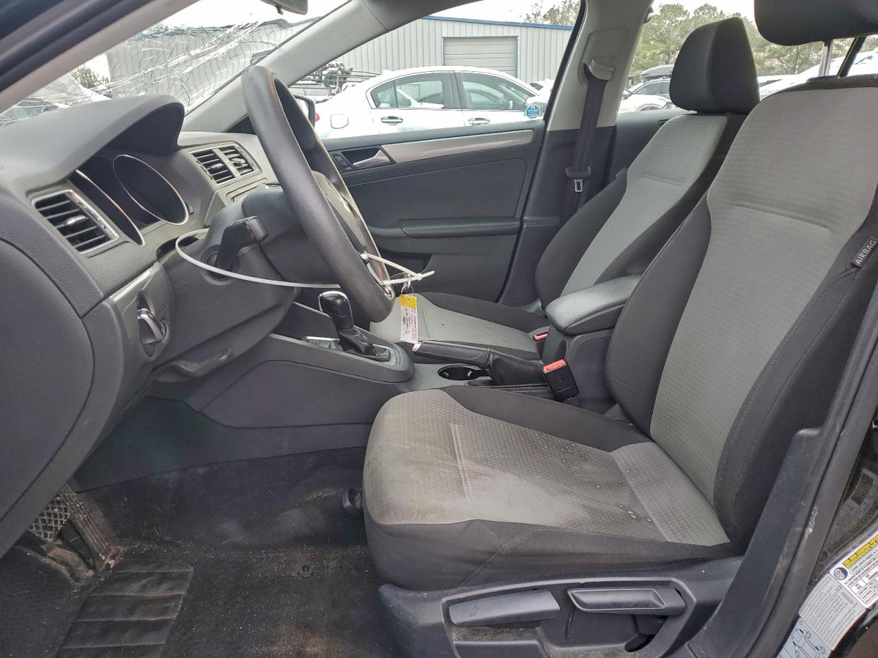 Volkswagen Jetta S Image 2