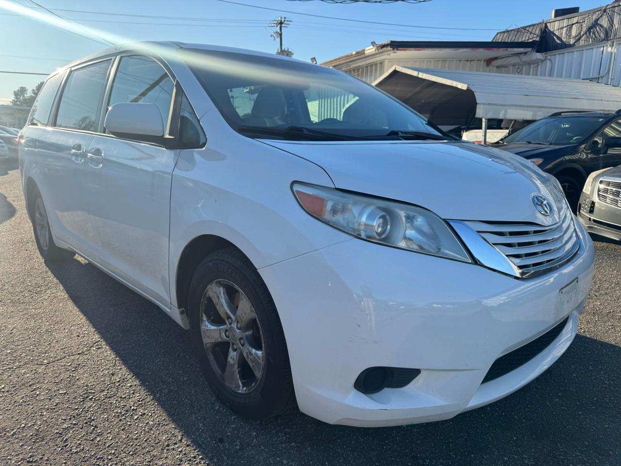 Toyota Sienna Le Image 1