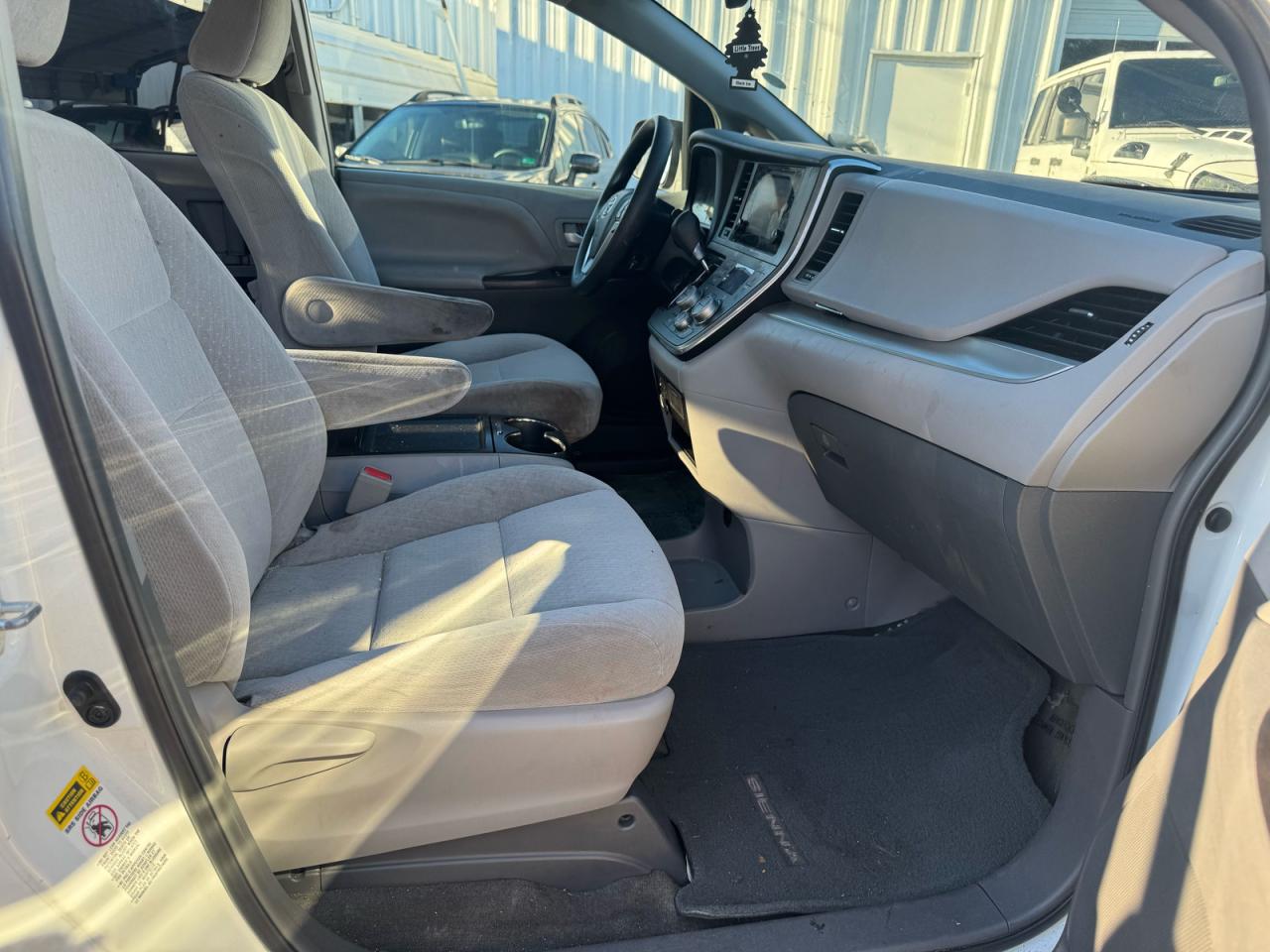 Toyota Sienna Le Image 8