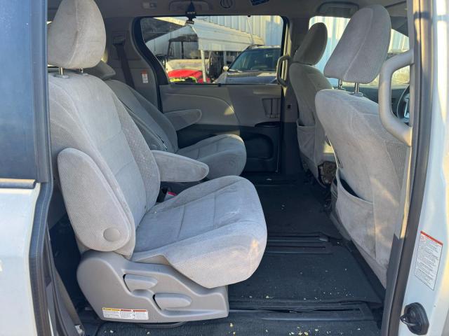 Toyota Sienna Le Image 5