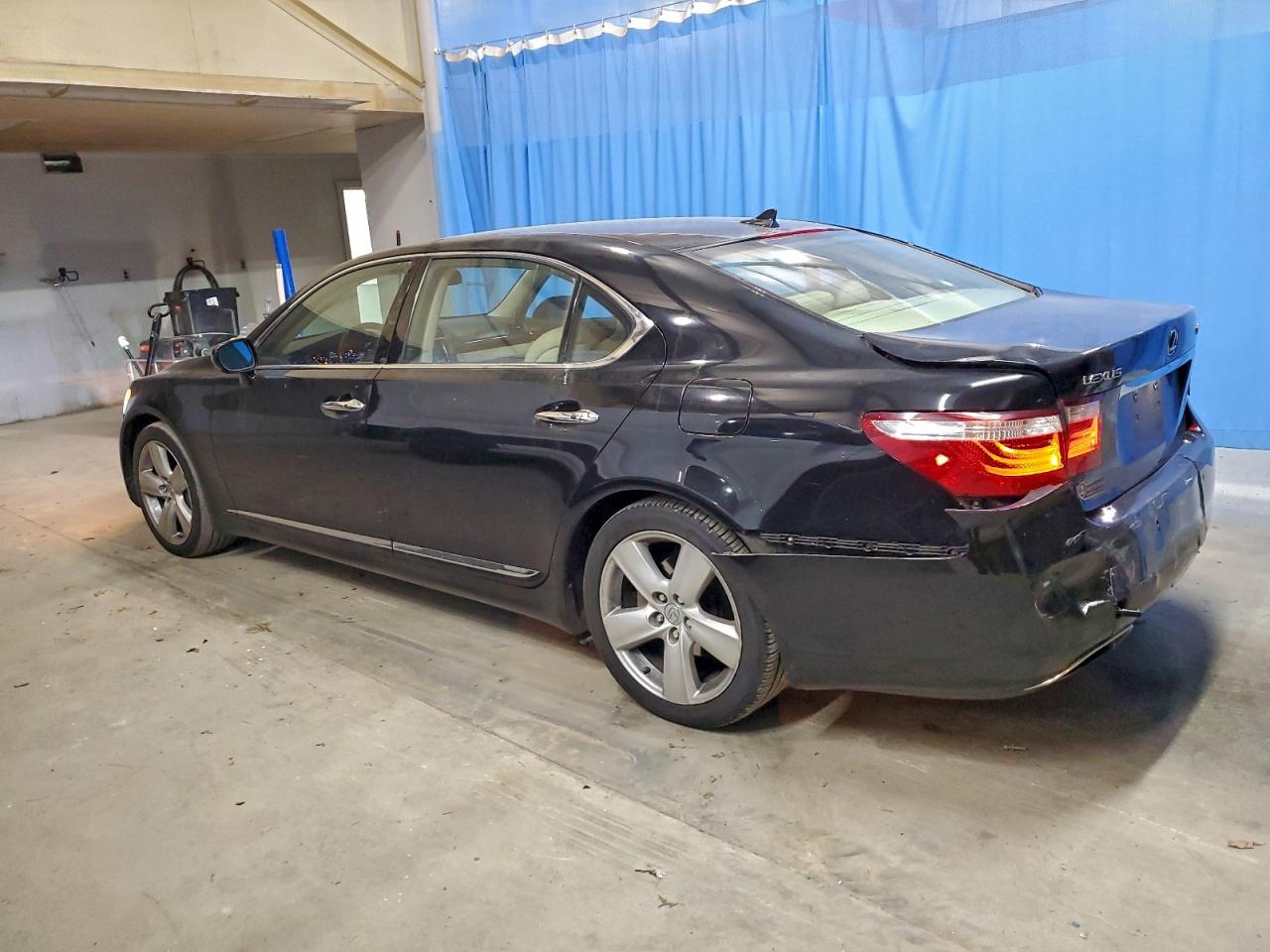 Lexus LS 460l Image 2