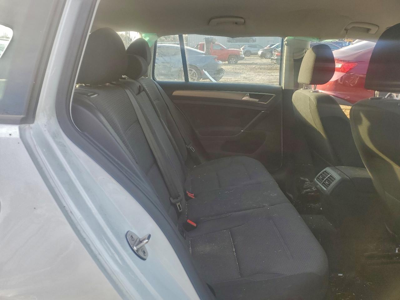 Volkswagen Golf S Image 9