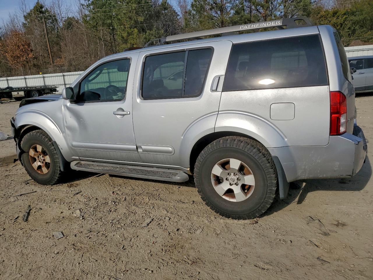 Nissan Pathfinder Le Image 2