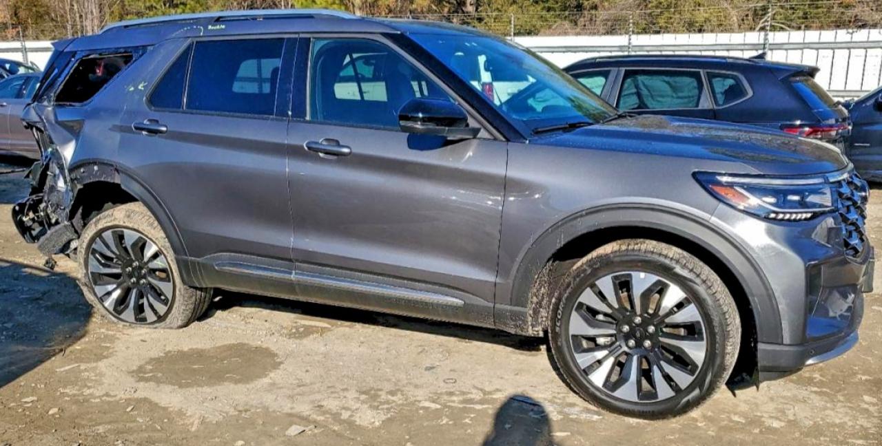 Ford Explorer Platinum Image 10