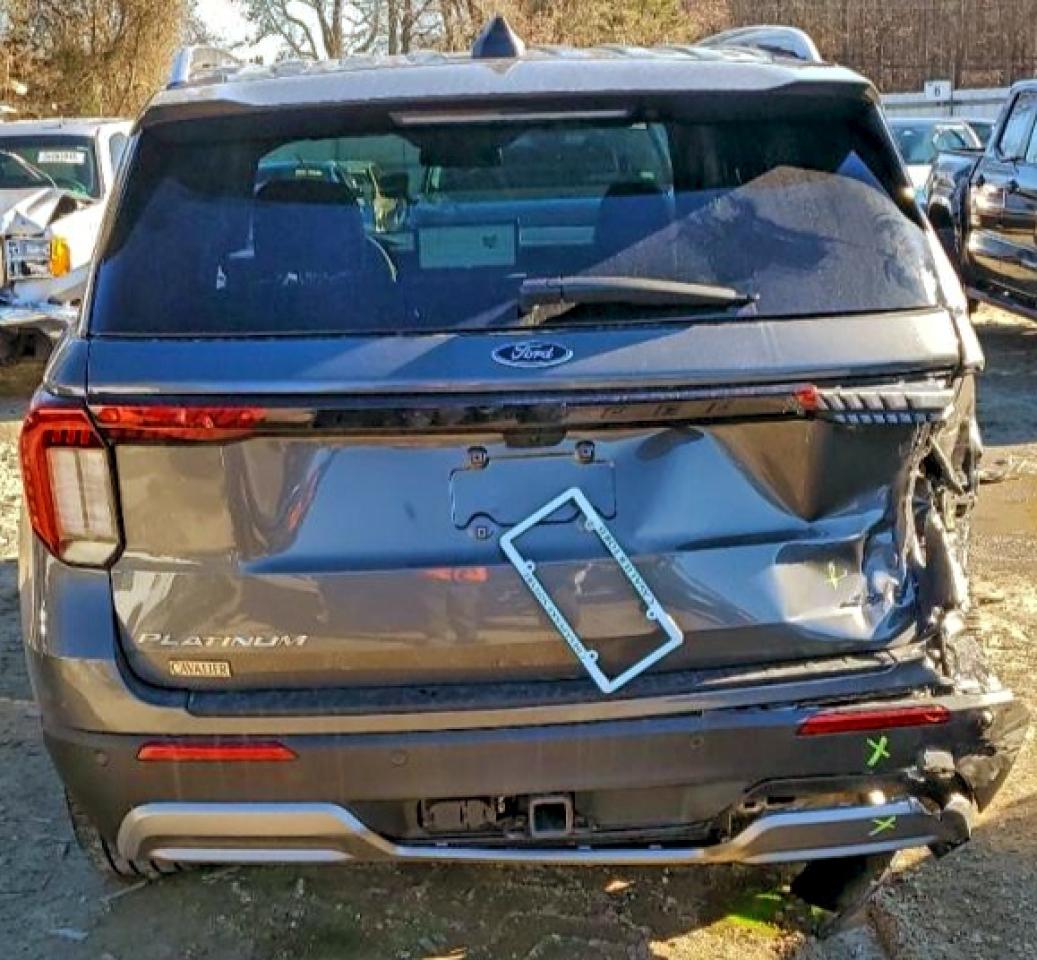 Ford Explorer Platinum Image 5