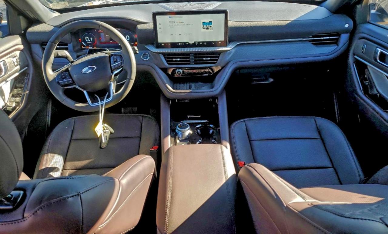 Ford Explorer Platinum Image 4