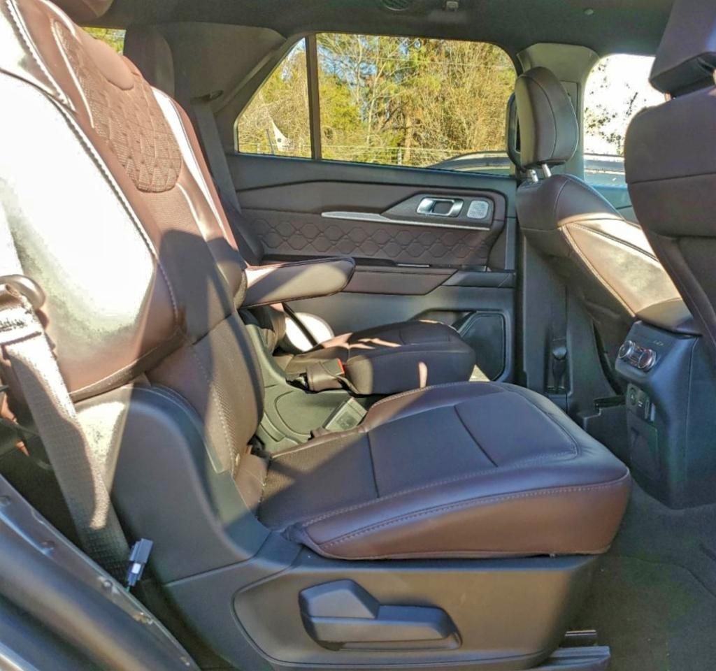 Ford Explorer Platinum Image 12
