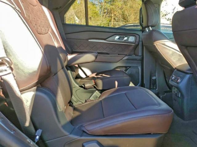 Ford Explorer Platinum Image 12