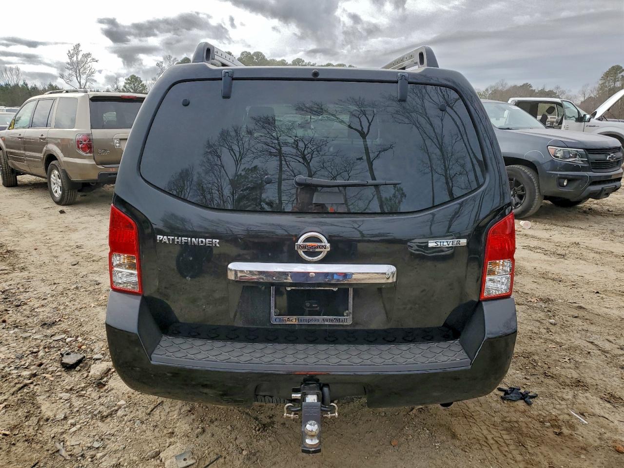 Nissan Pathfinder S Image 9