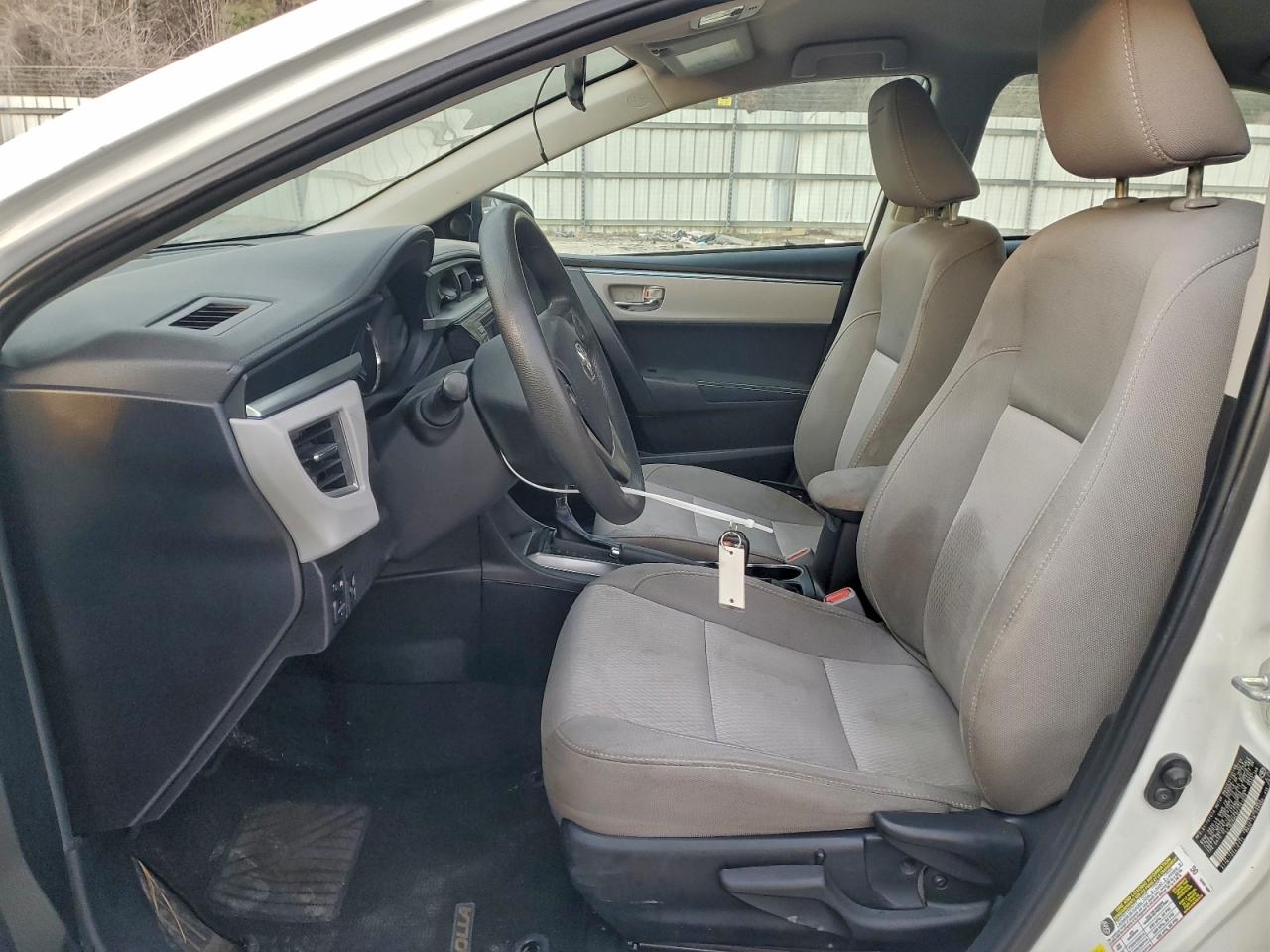 Toyota Corolla L Image 6