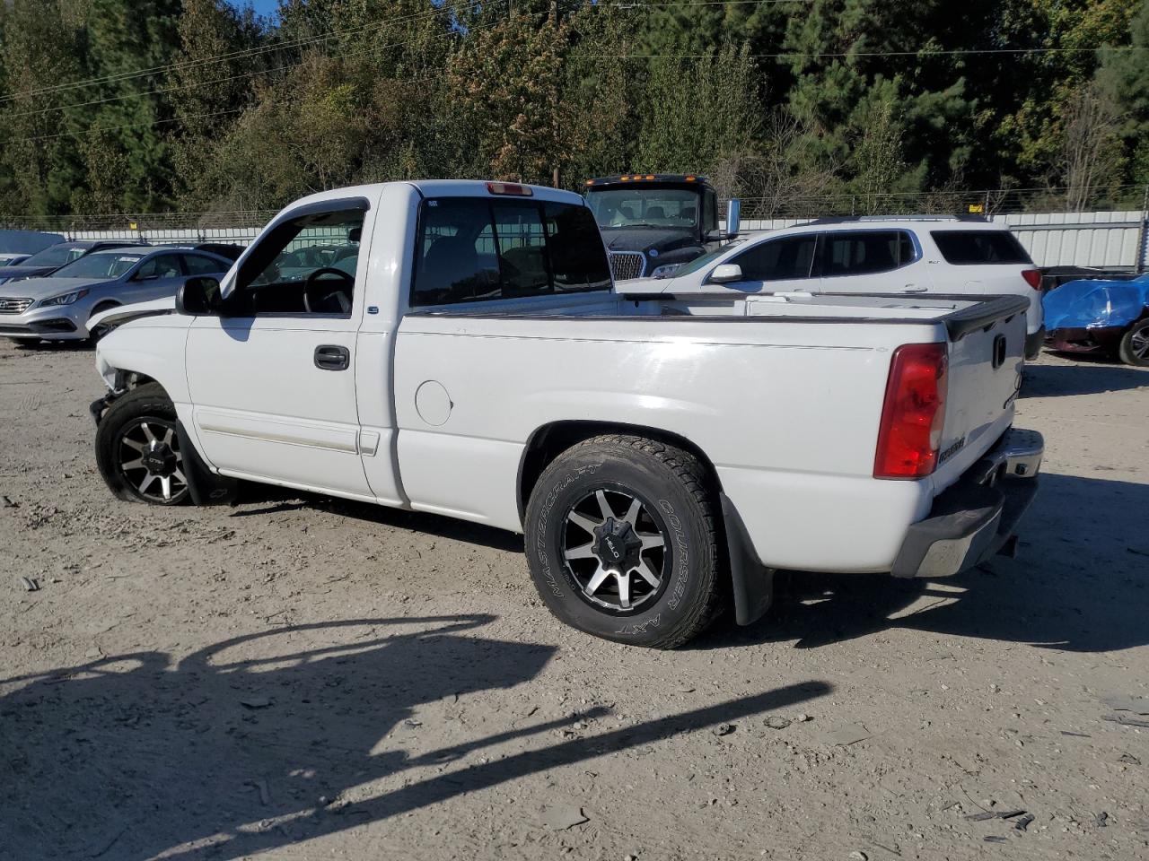 Chevrolet Silverado C1500 Image 2
