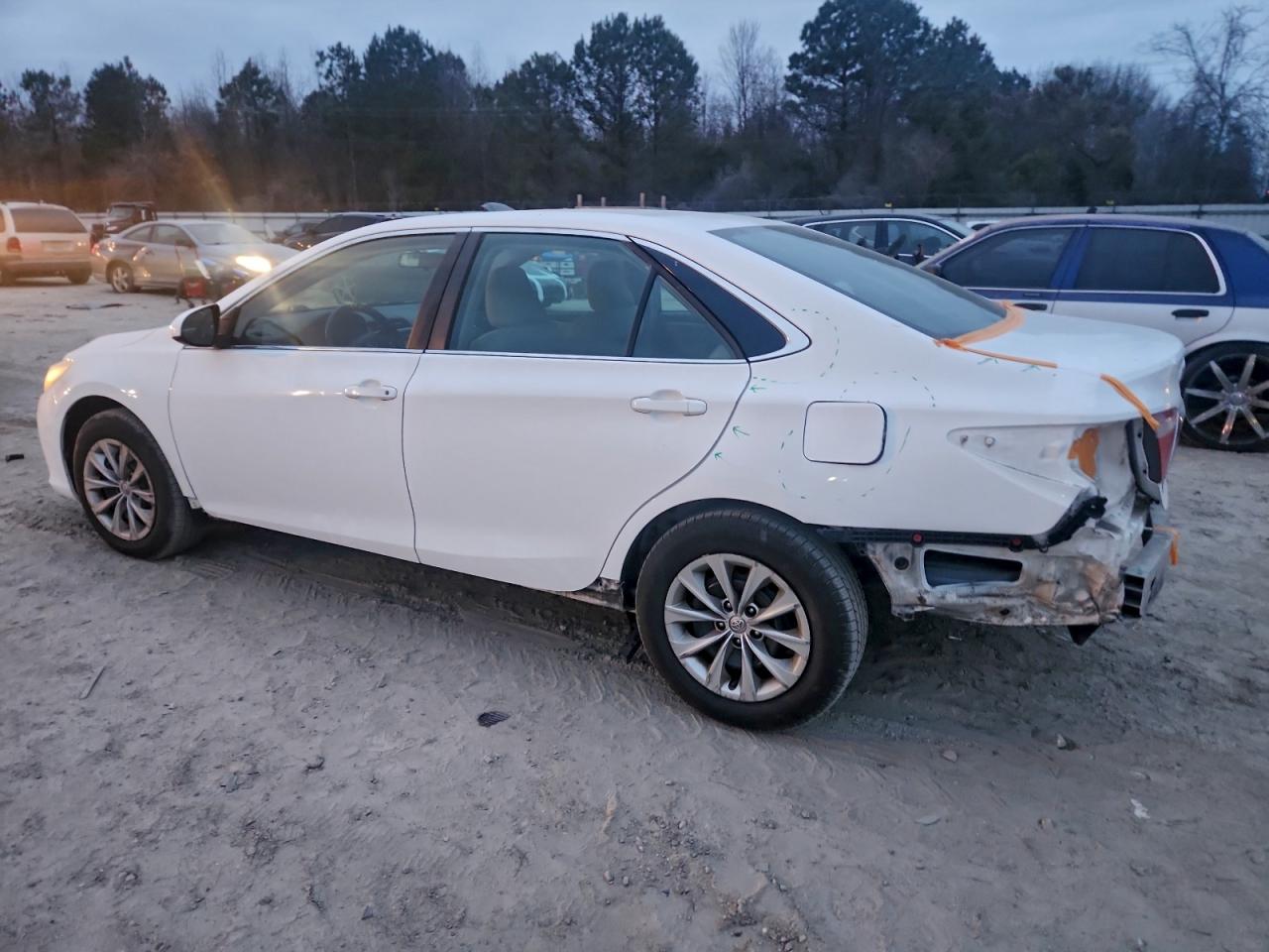 Toyota Camry Le Image 5