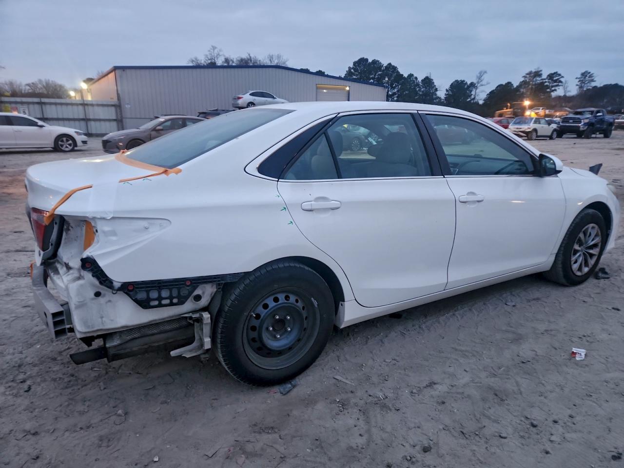 Toyota Camry Le Image 2